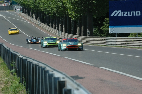 De Aston Martins zijn heer en meester in de GT1 klasse